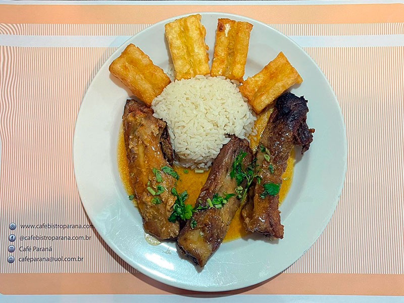 Costelinha de porco, acompanha arroz, fritas e mandioca fritas.
