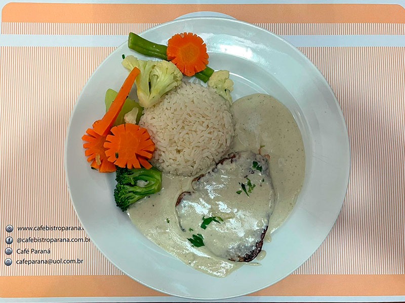 Filé mignon ao molho gorgonzola, acompanha arroz e legumes ou arroz e fritas.