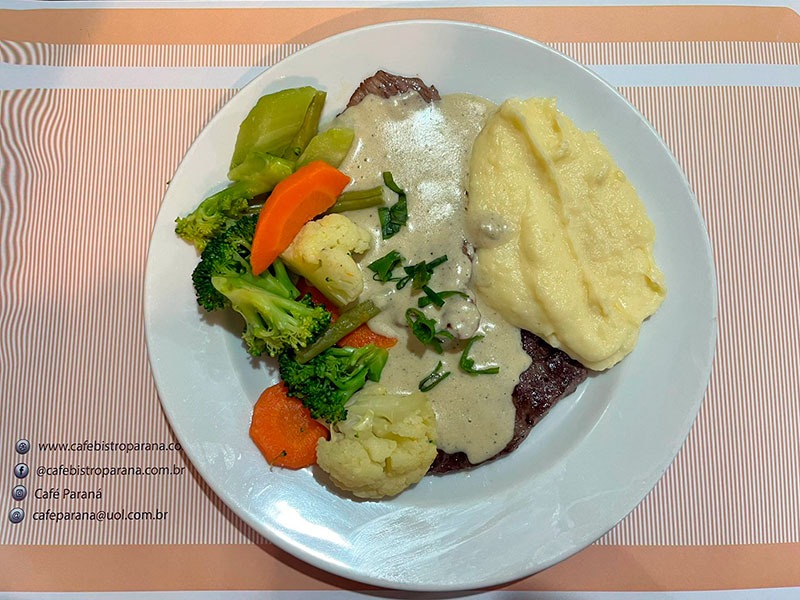 File Mignon ao molho gorgonzola, acompanha arroz e fritas ou arroz legumes.