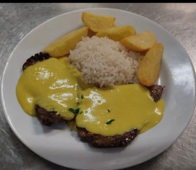 Filé mignon ao molho mostarda, acompanha arroz e fritas, arroz e legumes ou arroz e fritas.