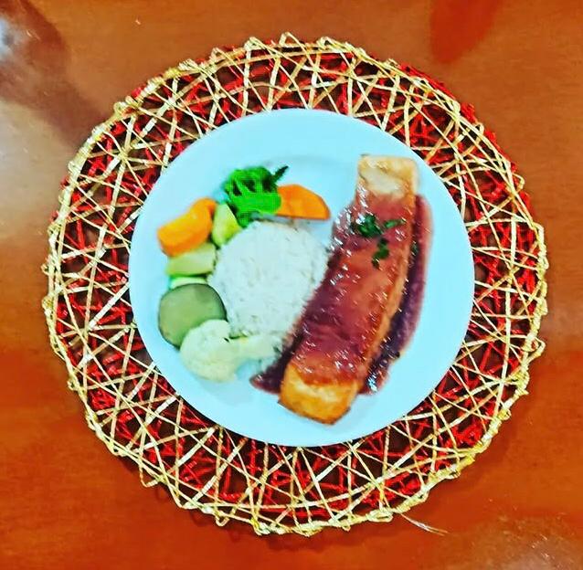 SALMÃO AO MOLHO DE FRUTAS VERMELHAS